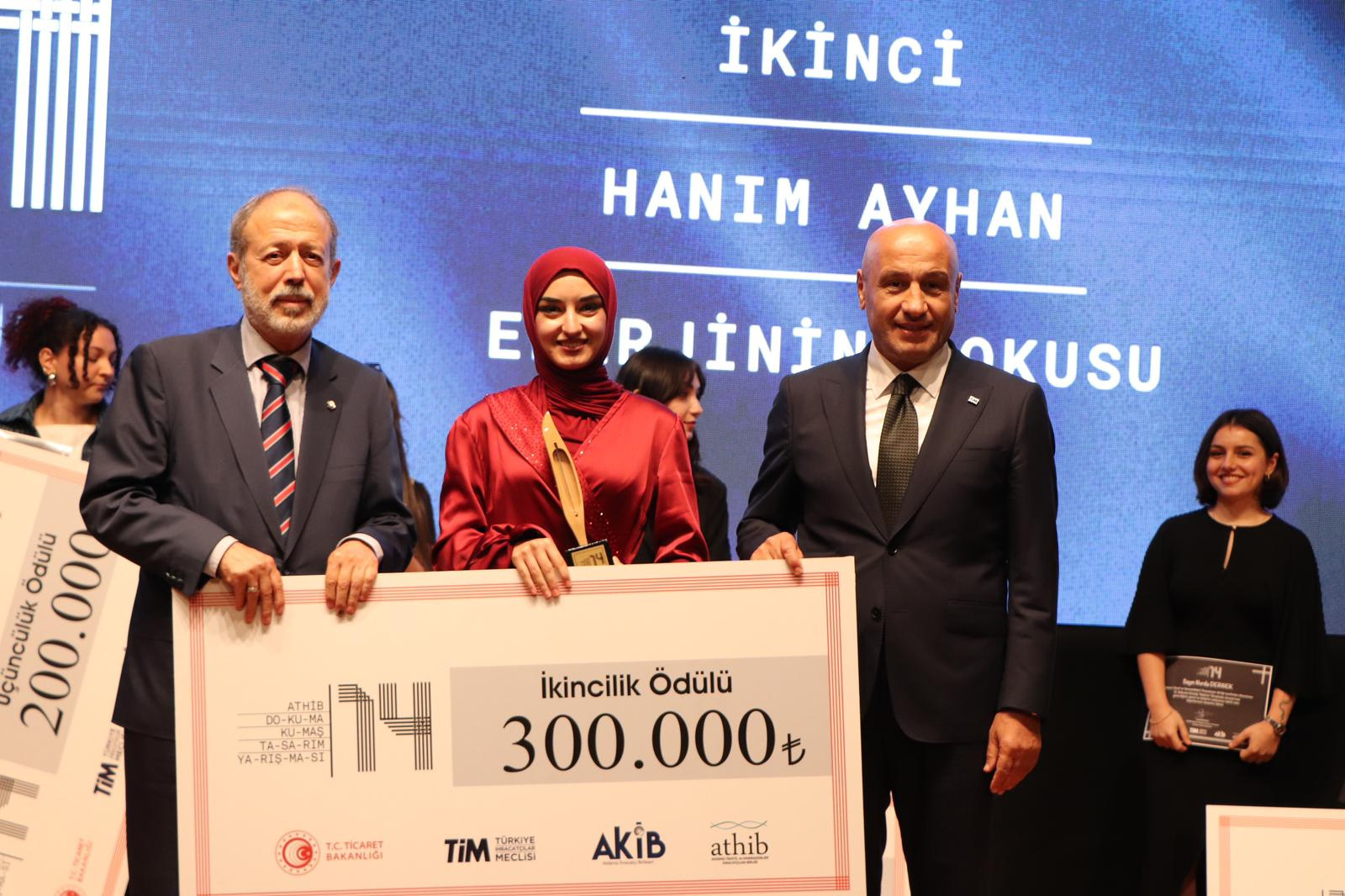 Tekstil ve Moda Tasarımı Bölümü Dördüncü Sınıf Öğrencimiz Hanım AYHAN' ın Başarısı